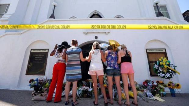 A group of women praying outside Emmanuel AME Church, June 18th 2015 (photo:AP)
